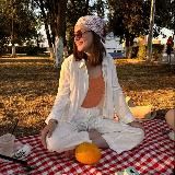 Юля Рыкова что-то пишет….