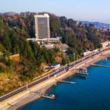 На побережье