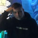 Дима что-то пишет