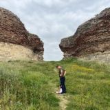 Два рюкзака и чемодан корзиночки. Путешествия