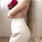 Капли вниз по бедрам