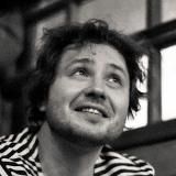 Серёжа поёт песни