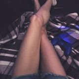 Девочка играет 🎮