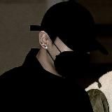 Один в комнате.