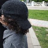 напоминающий.