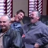 מצחיק, אז צוחקים.