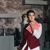 Леонова одевает