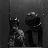 замкнутая девочка.