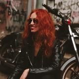 Глупа, ленива, аморальна.