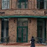 в своей тюрьме.