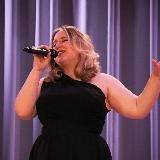 которая поёт 🎶