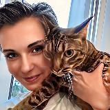 Дева с кошкой и флаконами