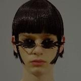 Короткая стрижка и кольцо на большом