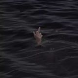 за закрытой дверью