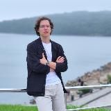 Кудрявый бизнесмен 🧑🏻🦱