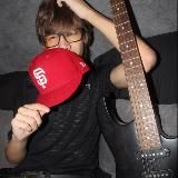 мрачный парень.