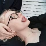 да кто блять такая ваша саша бах
