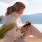 Света Исследует Жизнь и Пишет Книгу