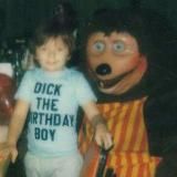 КРАСИВЫЙ МУЖЧИНА НА СЦЕНЕ РАЗРУБИЛ МЛАДЕНЦА ПОПОЛАМ