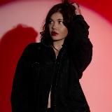 Ева смотрит в телефон