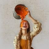 Хохотливая Барышня