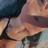 Девушка с татуировкой пиона