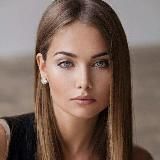 Юляшка дарит