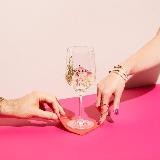 Одна тут отдыхаешь?