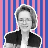 Женщина, ковер и ваза