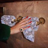 Увешала себя цацками