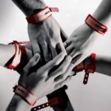 Красные браслеты