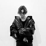 Даниил делает одежду